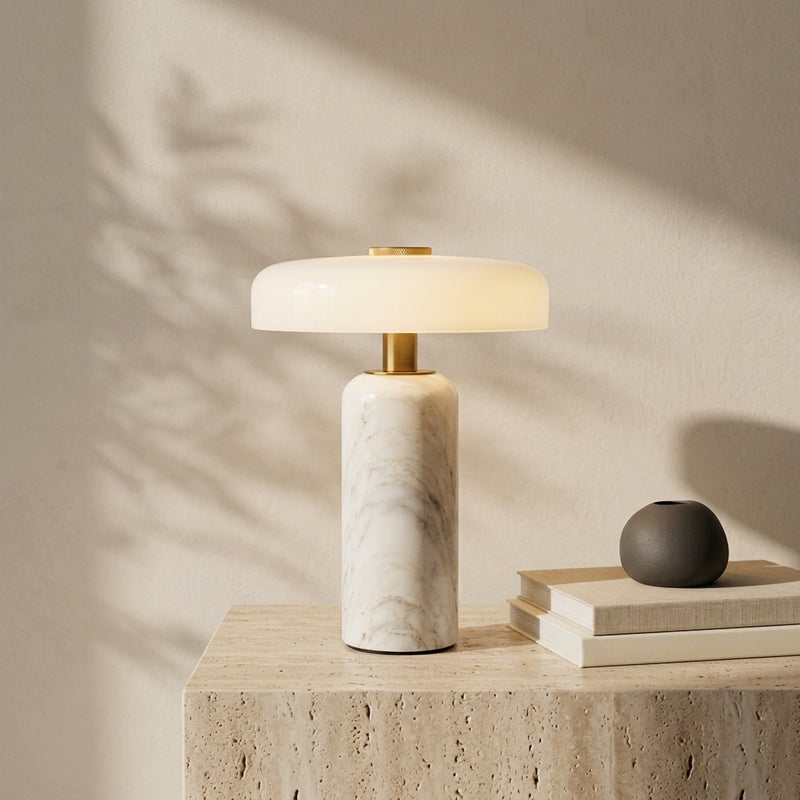 Lampe de table sans fil en marbre et verre opalin sur un bloc de travertin